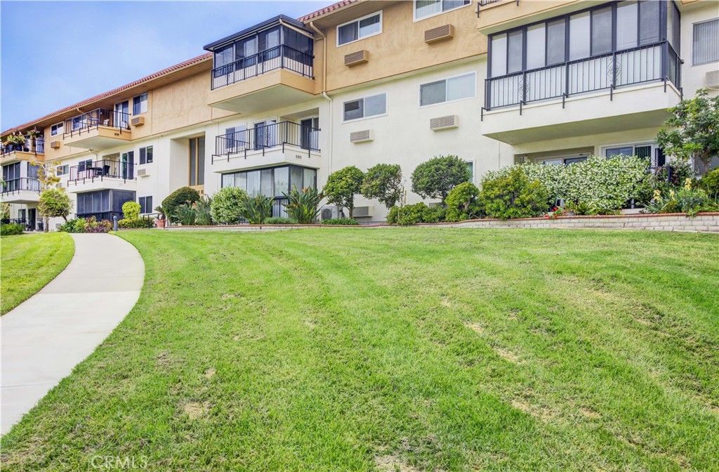 Image 28 of property listing at 2355 Via Mariposa W 2F, Laguna Woods, CA 92637