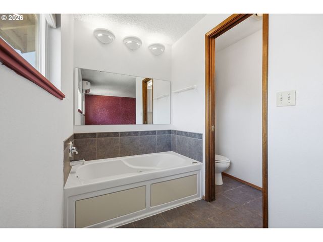 522 65TH St, Springfield, OR 97478