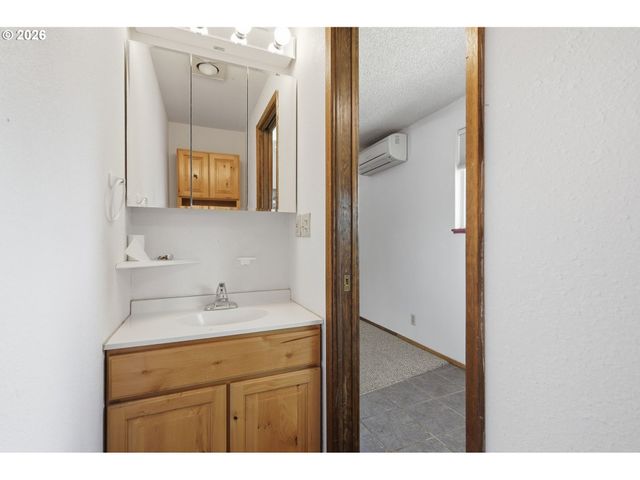522 65TH St, Springfield, OR 97478