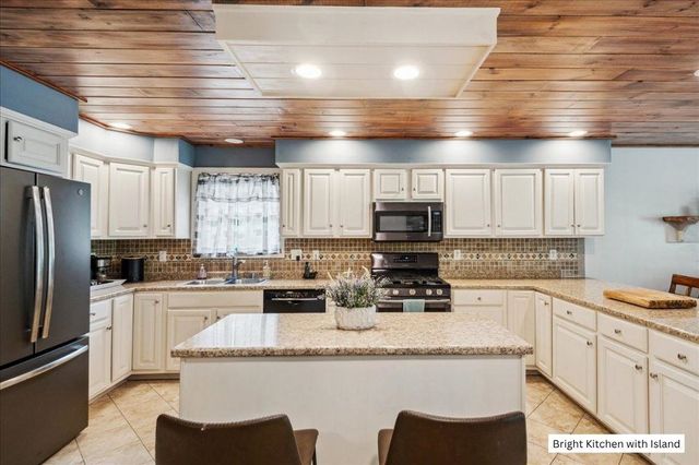 201 Mockingbird Way, Franklin, VT 05457