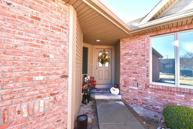 1915 Dunraven Road, Bloomington, IL 61704