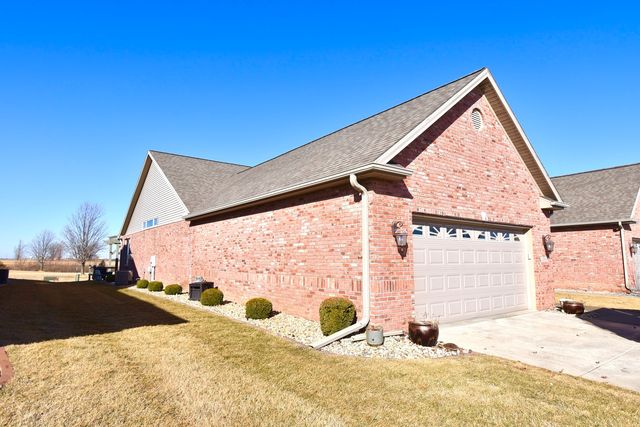 1915 Dunraven Road, Bloomington, IL 61704