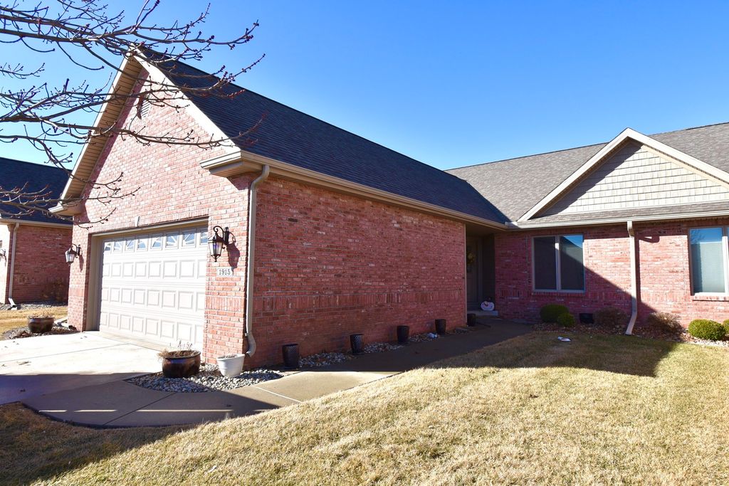 1915 Dunraven Road, Bloomington, IL 61704