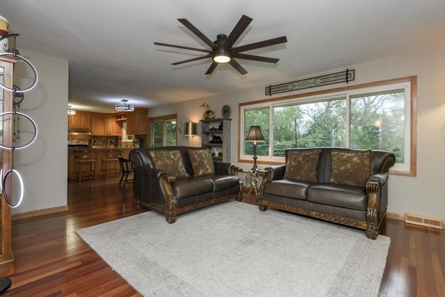7420 N Longview AVENUE, Glendale, WI 53209
