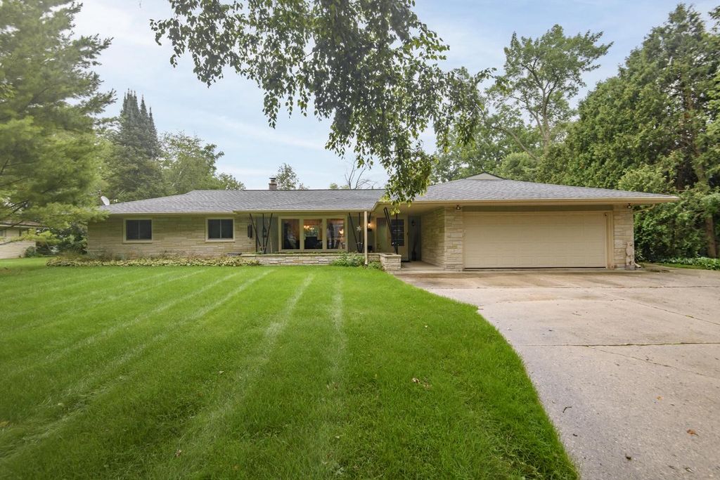 7420 N Longview AVENUE, Glendale, WI 53209