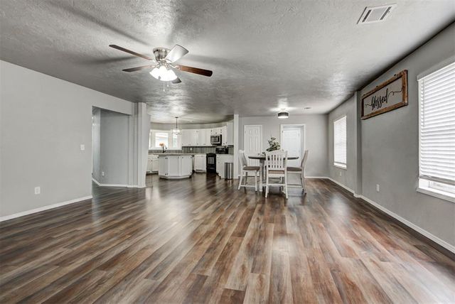 913 NE 4th Street, Moore, OK 73160