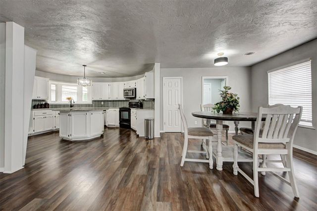913 NE 4th Street, Moore, OK 73160