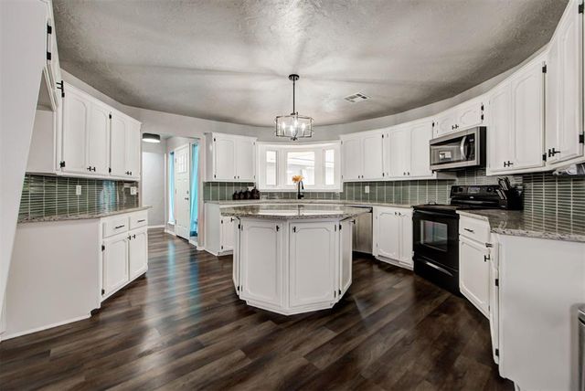 913 NE 4th Street, Moore, OK 73160