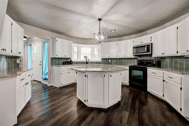 913 NE 4th Street, Moore, OK 73160