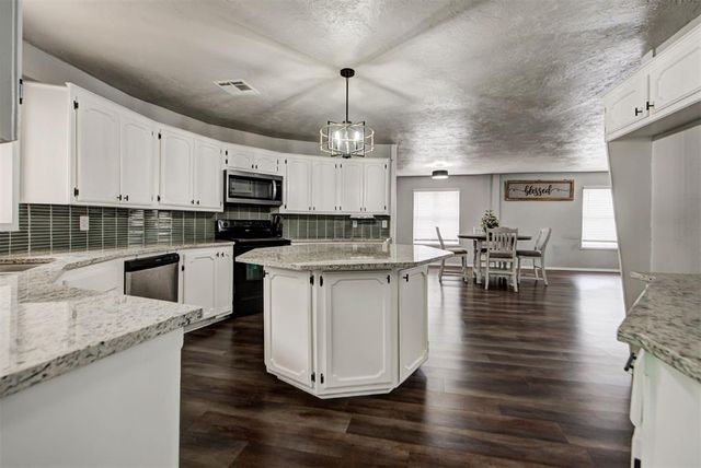 913 NE 4th Street, Moore, OK 73160