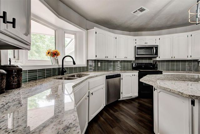 913 NE 4th Street, Moore, OK 73160