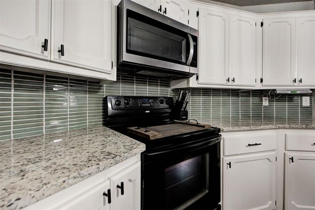 913 NE 4th Street, Moore, OK 73160