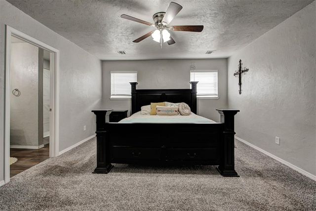 913 NE 4th Street, Moore, OK 73160