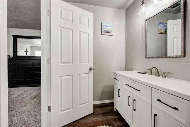 913 NE 4th Street, Moore, OK 73160
