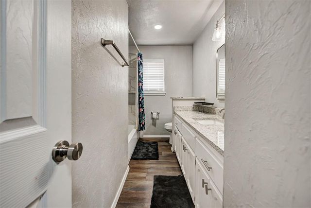 913 NE 4th Street, Moore, OK 73160