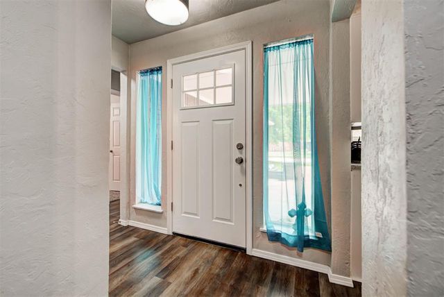 913 NE 4th Street, Moore, OK 73160
