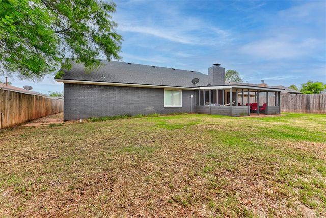 913 NE 4th Street, Moore, OK 73160