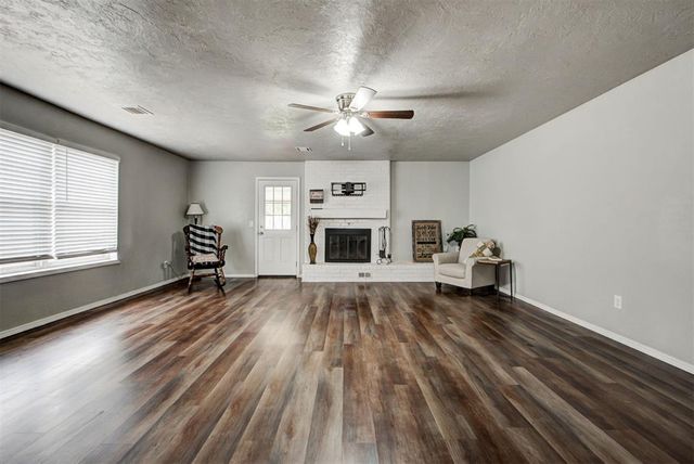 913 NE 4th Street, Moore, OK 73160