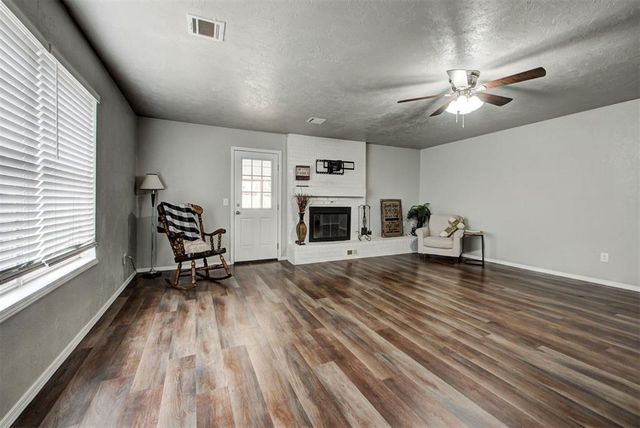 913 NE 4th Street, Moore, OK 73160