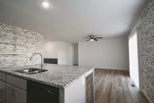 502 N Pine Leaf Road, Nixa, MO 65714