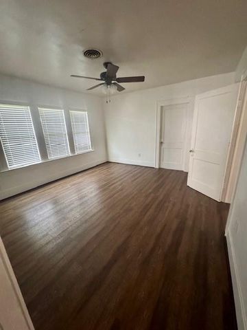 913 Fowlkes Street, Sealy, TX 77474