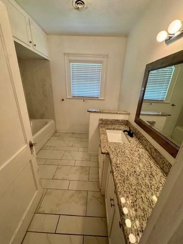 913 Fowlkes Street, Sealy, TX 77474