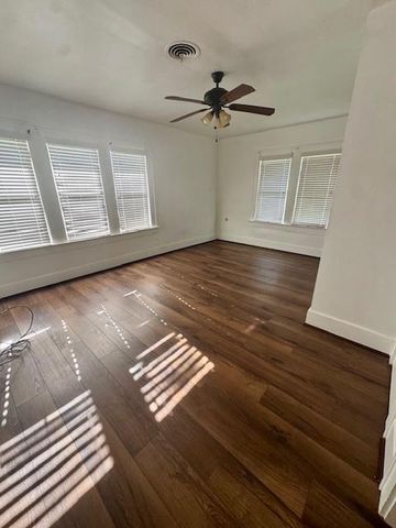 913 Fowlkes Street, Sealy, TX 77474