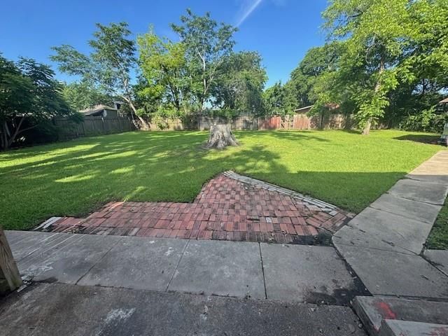 913 Fowlkes Street, Sealy, TX 77474