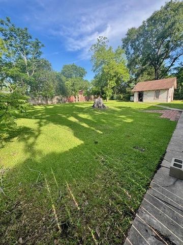 913 Fowlkes Street, Sealy, TX 77474