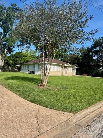 913 Fowlkes Street, Sealy, TX 77474