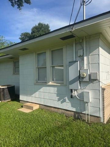913 Fowlkes Street, Sealy, TX 77474