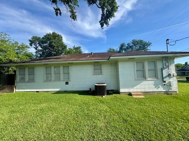 913 Fowlkes Street, Sealy, TX 77474