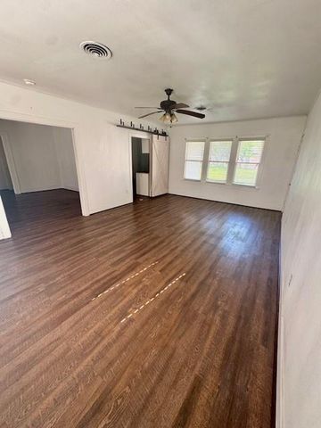 913 Fowlkes Street, Sealy, TX 77474