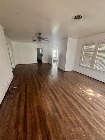 913 Fowlkes Street, Sealy, TX 77474