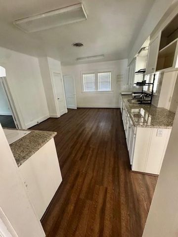 913 Fowlkes Street, Sealy, TX 77474