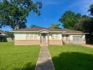 913 Fowlkes Street, Sealy, TX 77474