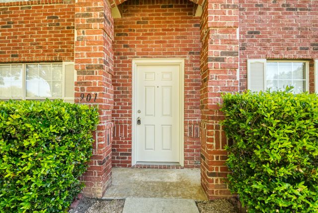 901 Elizabeth Drive, Lewisville, TX 75067