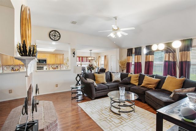 141 Buffalo Creek Drive, Desoto, TX 75115