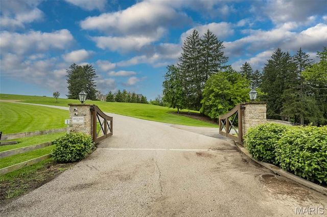 9 Bridle Ridge Lane, St Louis, MO 63131