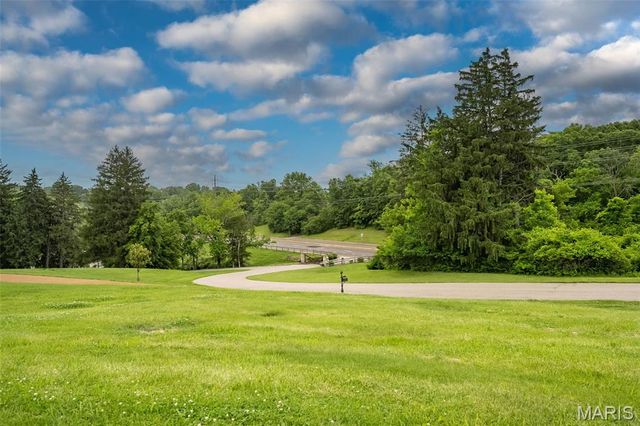 9 Bridle Ridge Lane, St Louis, MO 63131