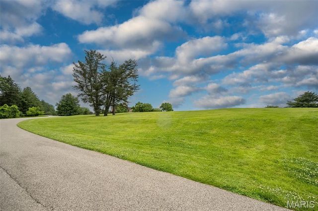 9 Bridle Ridge Lane, St Louis, MO 63131