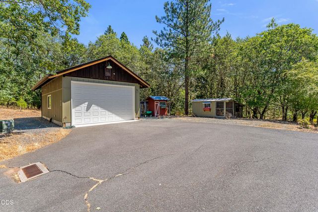 375 Mountain Paradise Drive, Grants Pass, OR 97526