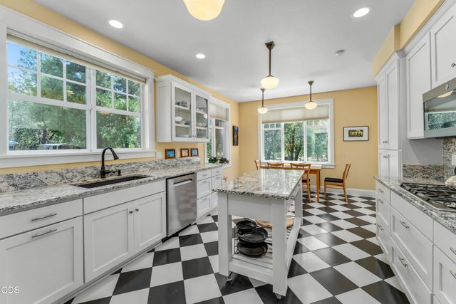 375 Mountain Paradise Drive, Grants Pass, OR 97526