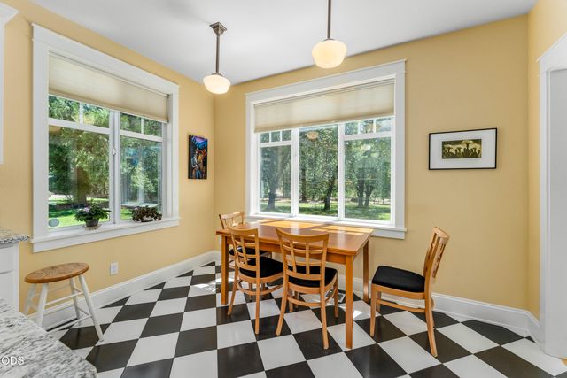 375 Mountain Paradise Drive, Grants Pass, OR 97526