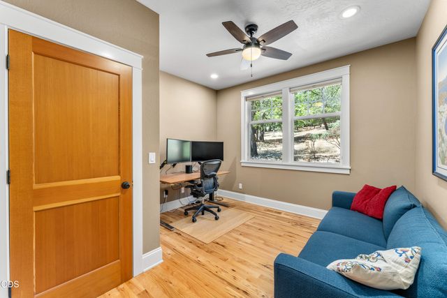 375 Mountain Paradise Drive, Grants Pass, OR 97526
