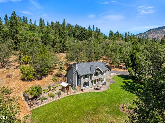 375 Mountain Paradise Drive, Grants Pass, OR 97526