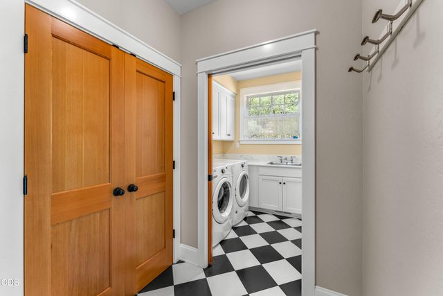 375 Mountain Paradise Drive, Grants Pass, OR 97526