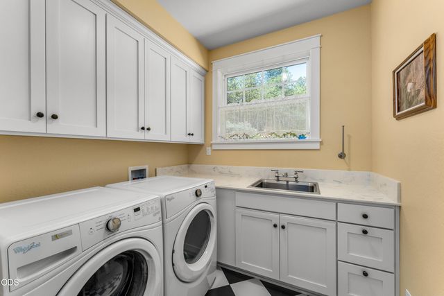 375 Mountain Paradise Drive, Grants Pass, OR 97526