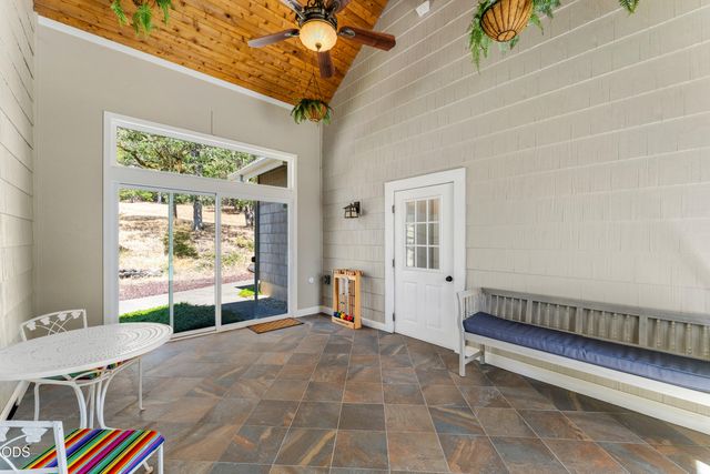 375 Mountain Paradise Drive, Grants Pass, OR 97526