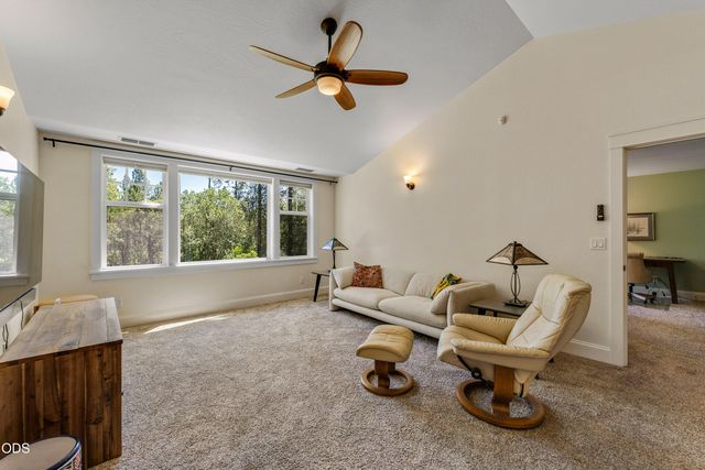 375 Mountain Paradise Drive, Grants Pass, OR 97526